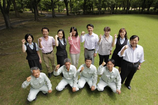 写真:(株)ホームテック スタッフ一同。