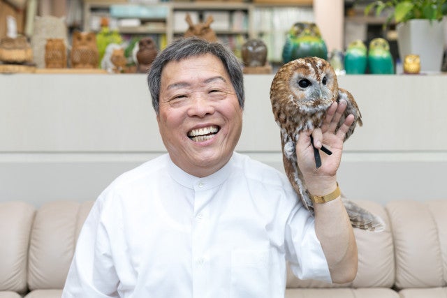 写真:看板フクロウ『来夢(ラム)』ちゃんと… 代表 ~木のソムリエ~ 久内博之
