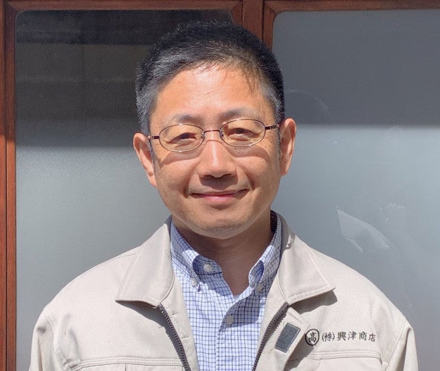 写真：「素直に心」で事に臨み、スーパー正直に生きる！代表取締役   興津 知明