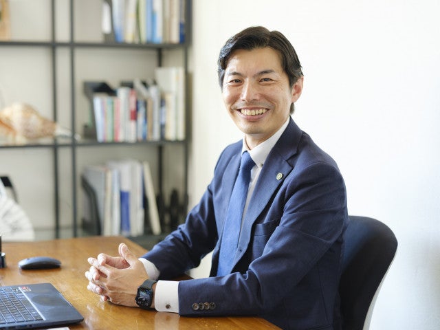 写真：明治43年から長崎・大村と共に。富建は住環境の向上を通じて、地域に暮らす皆さまの安心と笑顔を支え続けます。これからも日々革新を重ね、住まいから大村の確かな未来を、皆さまと一緒に創造していきます。