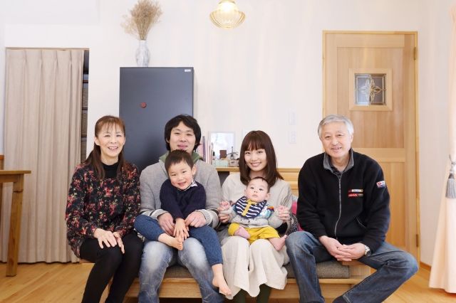 写真:お子さんが生まれたのをきっかけに2世帯同居リフォームをされたN様。「同居して良かった!」とご満足いただけております。