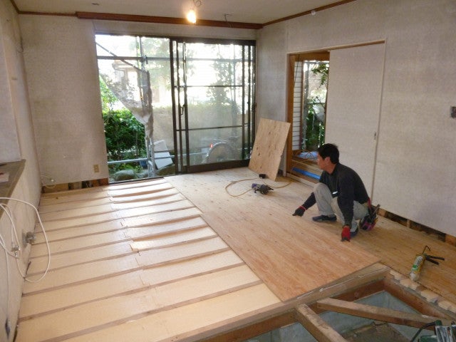 写真:床を下地から交換した工事