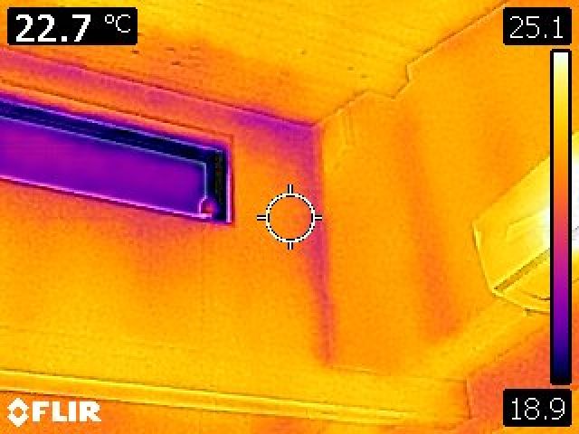 写真：サーモカメラで、壁内の温度を調査することが出来ます。