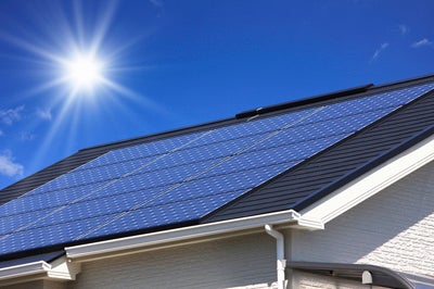 写真:太陽光発電や燃料電池で発電